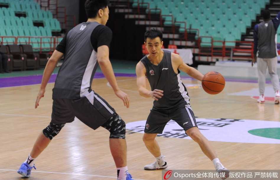 辽宁男篮赛前现温馨一幕 巴斯爱子场边秀球技 巴斯的儿子坐在场边的大篮球上,小手紧紧抓住球边,模样乖巧