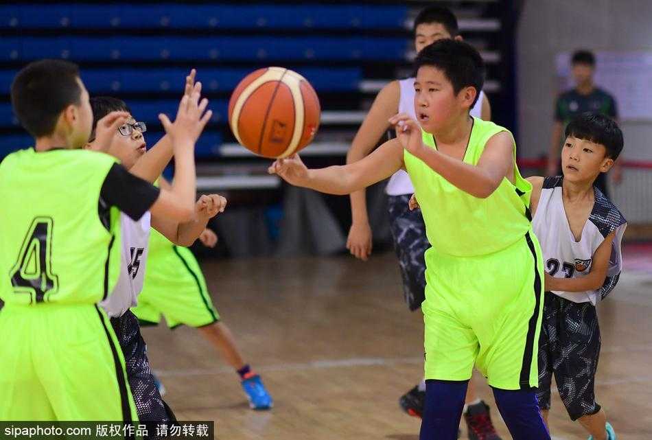 训练场上，一名来自美国的专业篮球训练师正蹲在地上，双手比划着向一群聚精会神的辽宁小球员讲解防守滑步的技巧，孩子们的眼神里满是求知的渴望。
