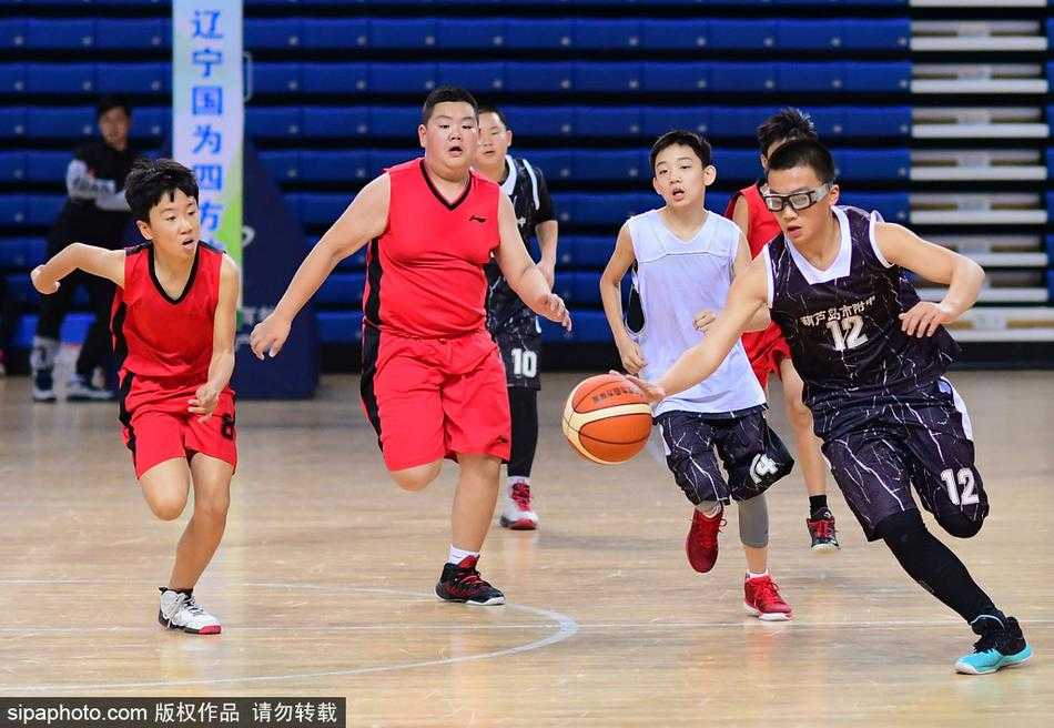 比赛结束后，获胜球队的小球员们兴奋地围成一圈，将手叠在一起高声呐喊庆祝，他们脸上洋溢着的笑容和汗水，是这个冬日里最温暖动人的画面。