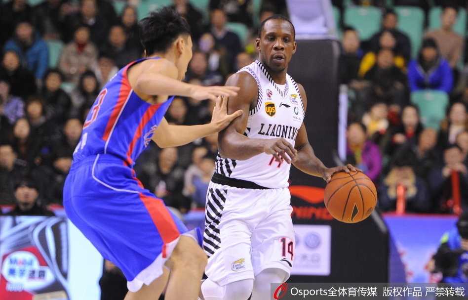 辽宁衡润主场狂胜天津荣钢,七人得分上双送对手十连败 赵继伟如精灵般突破天津队的防线,在对抗中巧妙地将球送入篮筐,并造成加罚,展现了他作为国家队后卫的大心脏本色。