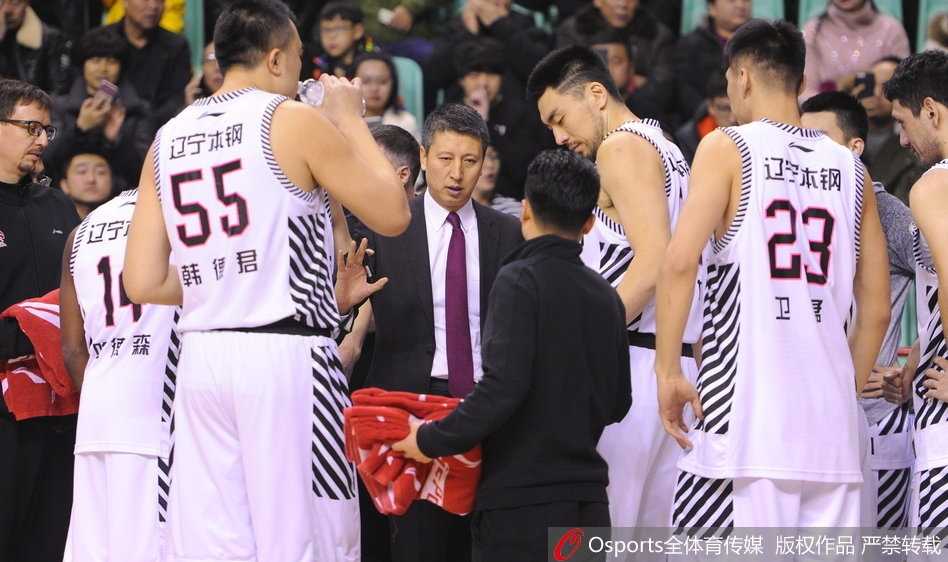 辽宁衡润主场狂胜天津荣钢,七人得分上双送对手十连败 哈德森在三分线外手起刀落,篮球划过一道完美的弧线直钻网心,瞬间点燃了本溪体育馆的激情。