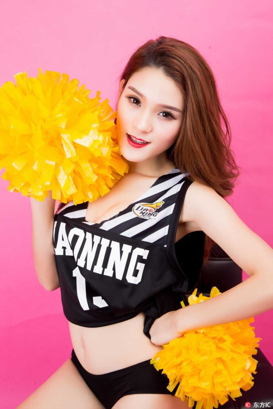 侧身回眸，光影勾勒出宝贝匀称的身材曲线，手中的花球如同绽放的礼花，庆祝着球队即将到手的胜利，画面充满动感与张力。