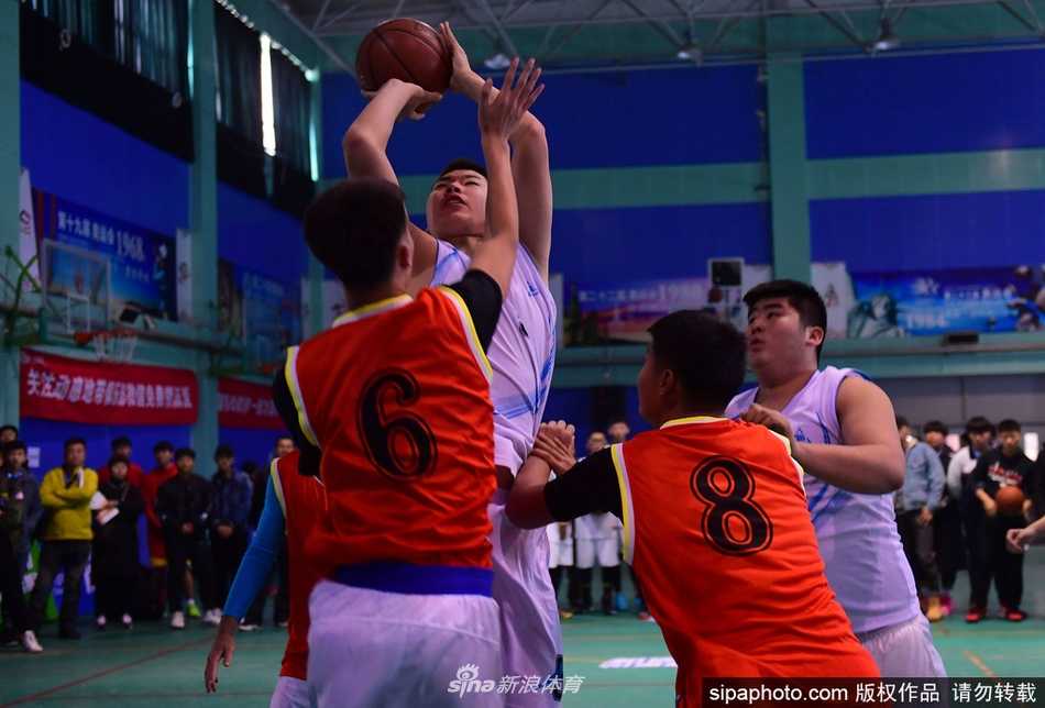 场边的记分牌显示着焦灼的比分，篮下几名球员正为争夺篮板球而奋力起跳，肌肉的碰撞与专注的眼神，诠释着青少年篮球的热血与硬朗。