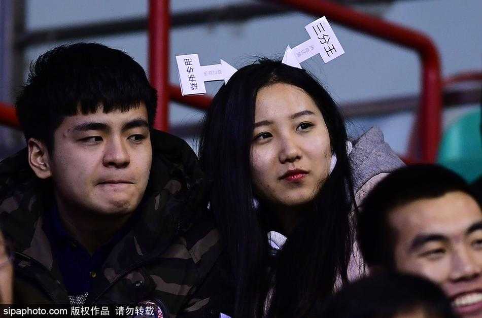 这位戴着精致耳饰的女球迷在比赛间隙露出了灿烂的笑容，或许是被现场吉祥物的搞怪动作逗乐，又或许是为辽宁队的出色发挥感到由衷的欣喜。她的笑容极具感染力，仿佛让整个球馆的温度都上升了几度。