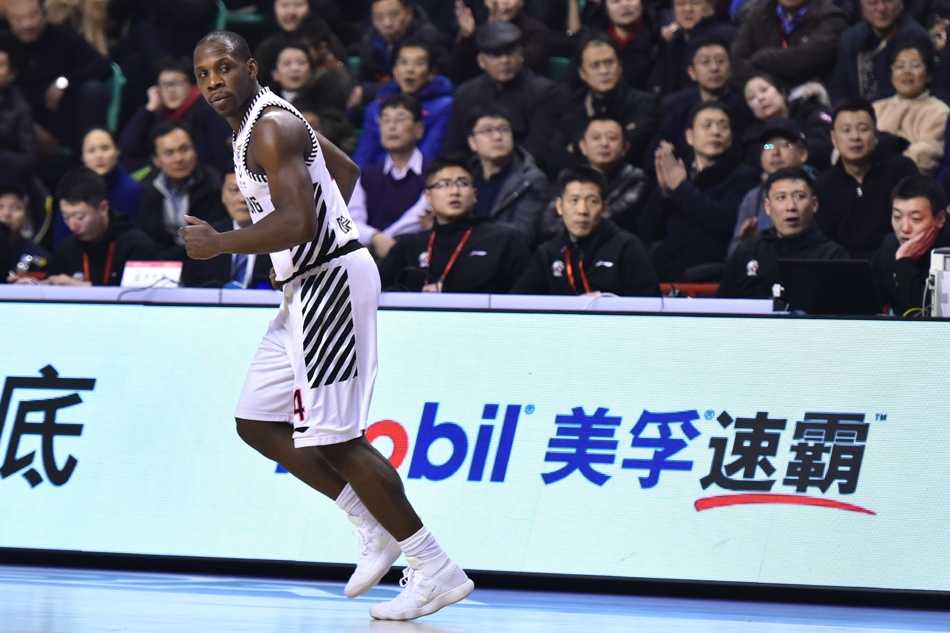 新疆队核心亚当斯在辽宁队赵继伟的死缠烂打式贴防下，依然冷静地观察着场上局势，试图通过标志性的背后运球变向寻找那一丝突破的缝隙。