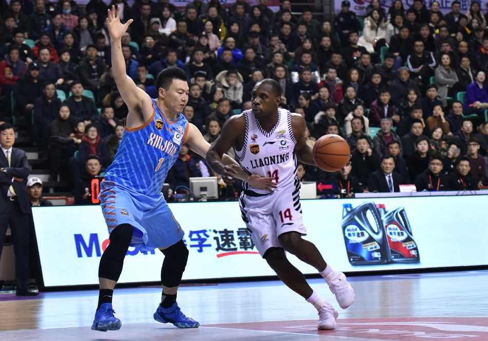 辽宁队外援巴斯在新疆队内线严密防守下，依然凭借强大的核心力量强行起飞，以一记势大力沉的单手劈扣终结进攻，瞬间点燃了主场球迷的激情。