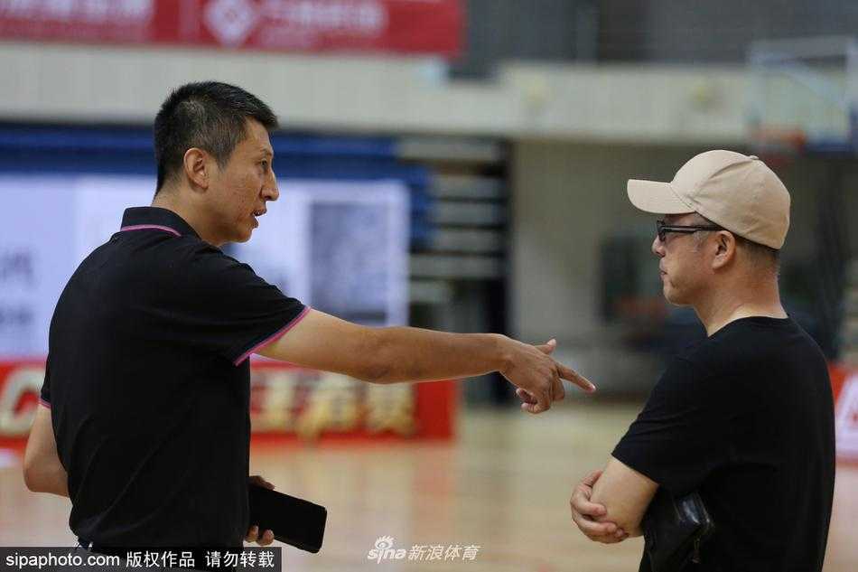 身披辽宁队6号战袍的贺天举，静静地坐在场边记录台旁，他神情专注地盯着场内，手中的笔仿佛是他此刻连接赛场的唯一纽带。这位曾经的神射手，正用这种方式感受着比赛的脉搏，将每一次攻防细节都默默记在心里，等待着属于他的归来时刻。