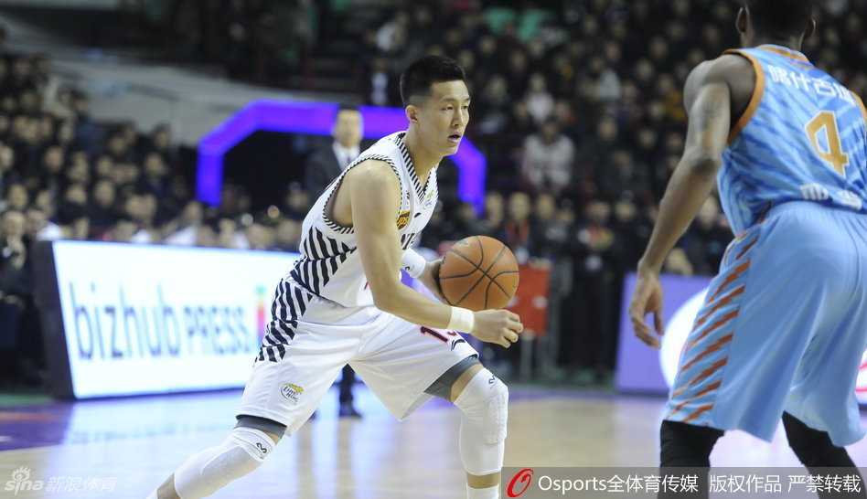 韩德君直冲篮下，在新疆队员合围中高高跃起，强硬上篮打成关键进攻