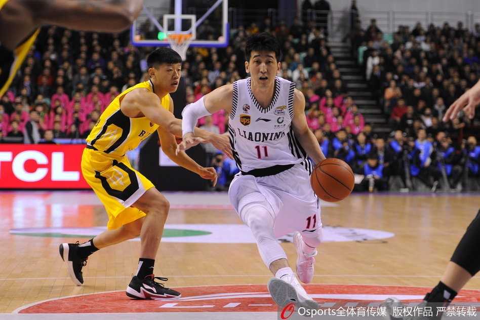 哈德森迎着防守人急停跳投，篮球在空中划出完美弧线，眼神中满是杀手的坚定