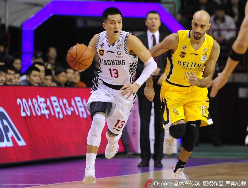 巴斯旱地拔葱般跃起完成单手暴扣，整个体育馆为之沸腾，力量感破屏而出