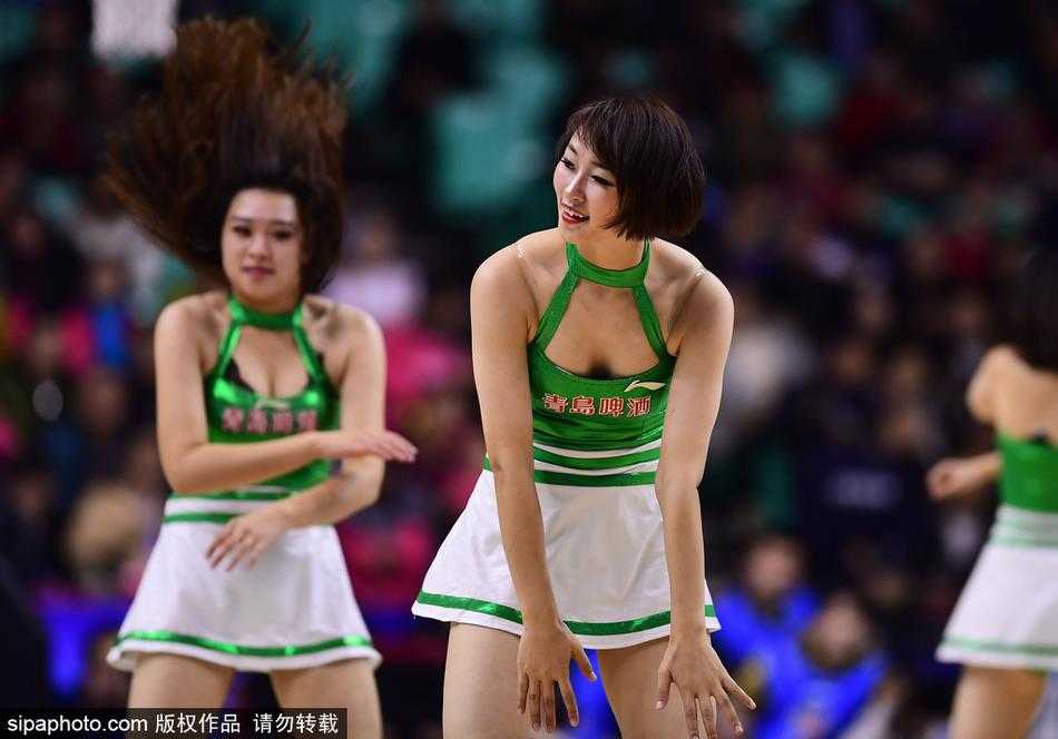在赛场绚丽的灯光下，啦啦队变换着队形，她们高难度的托举动作引得现场快门声一片，成为激烈比赛间歇中最柔美的点缀。