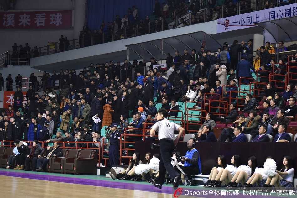 辽宁队核心后卫郭艾伦在运球突破，他脸上写满了焦急与无奈，但江苏队的防守如同铁索连舟，死死地挡住了他前进的路线，本场比赛他罕见地陷入了低迷。