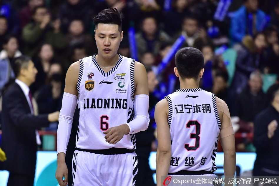 辽篮主场爆冷负广州,三外援合砍73分送卫冕冠军两连败 辽宁队外援莱斯特·哈德森在三分线外果断出手,篮球在空中划出一道美丽的弧线,全场球迷屏息期待。