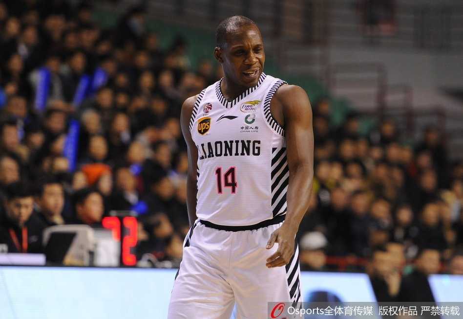 辽篮主场爆冷负广州,三外援合砍73分送卫冕冠军两连败 广州队外援桑尼·萨卡基尼在严密的防守下强行突破,他眼神坚毅,如同永动机一般冲击着辽宁队的防线。