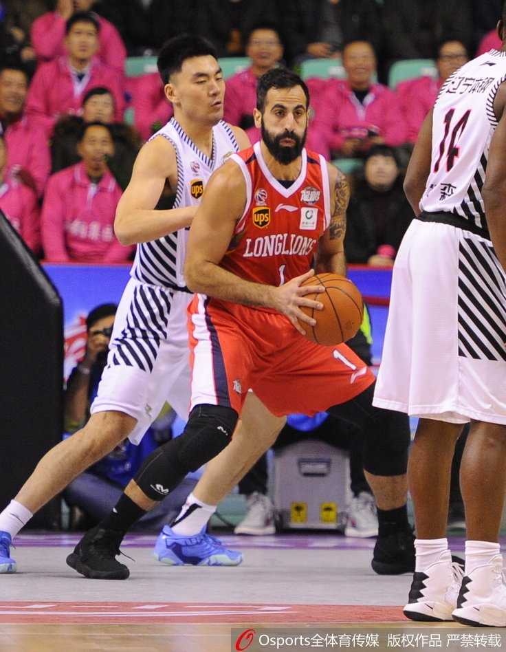 辽篮主场爆冷负广州,三外援合砍73分送卫冕冠军两连败 辽宁旧将谷玥灼面对老东家毫不手软,底角出手三分命中后握拳怒吼,这一球也彻底杀死了比赛的悬念。