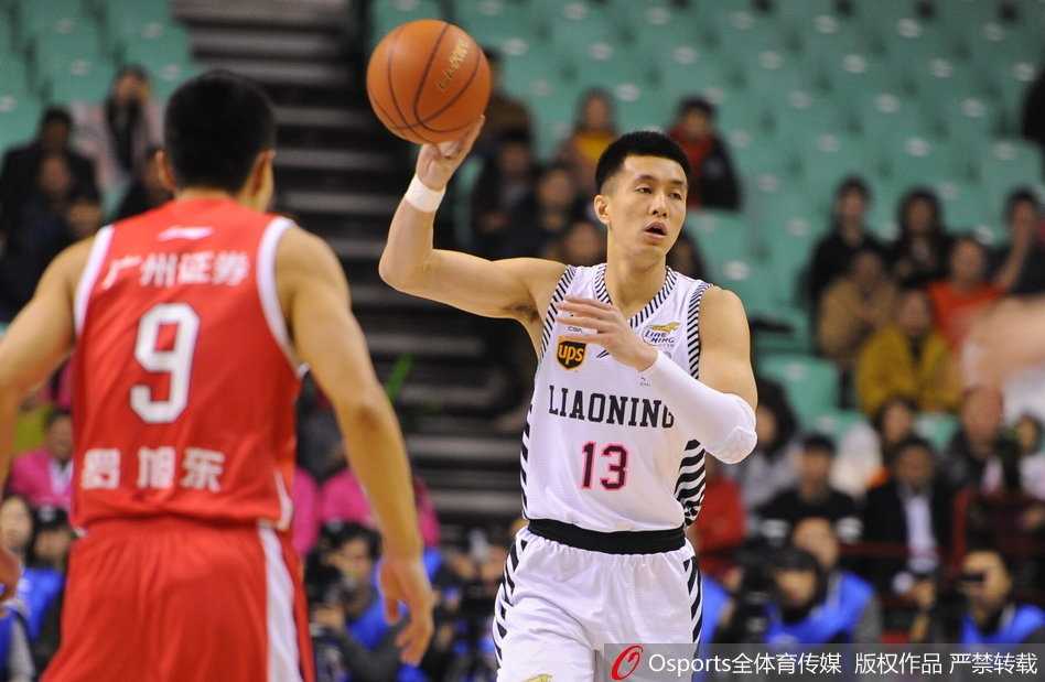 辽篮主场爆冷负广州,三外援合砍73分送卫冕冠军两连败 终场哨响,辽宁队球员神情落寞地走向替补席,而场地另一边的广州队则疯狂庆祝这场来之不易的客场胜利。