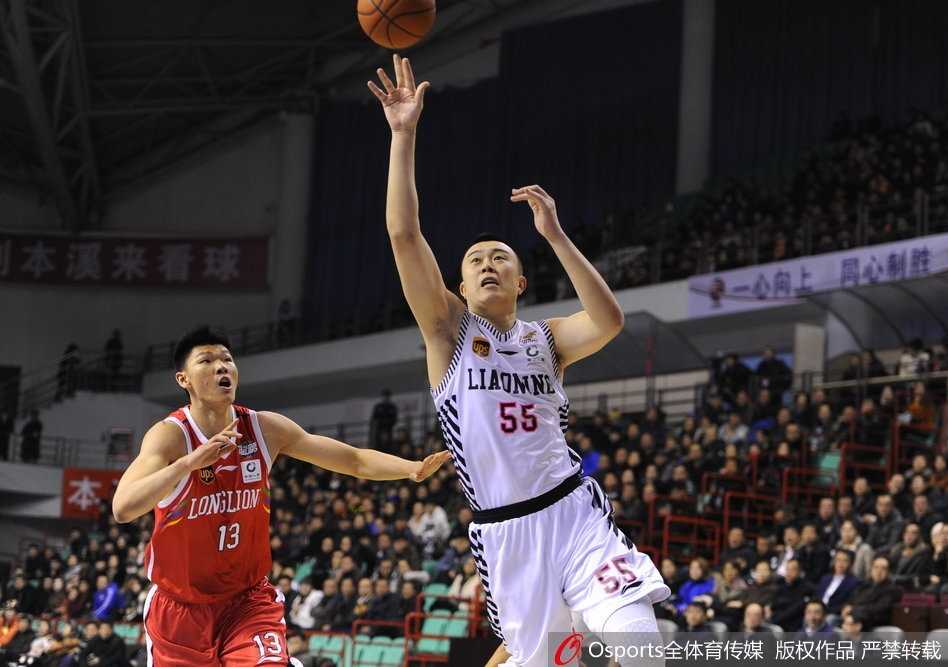 辽篮主场爆冷负广州,三外援合砍73分送卫冕冠军两连败 辽宁队核心后卫郭艾伦面对贴身紧逼,试图利用娴熟的背后运球摆脱防守,但本场他的手感确实有些冰凉。