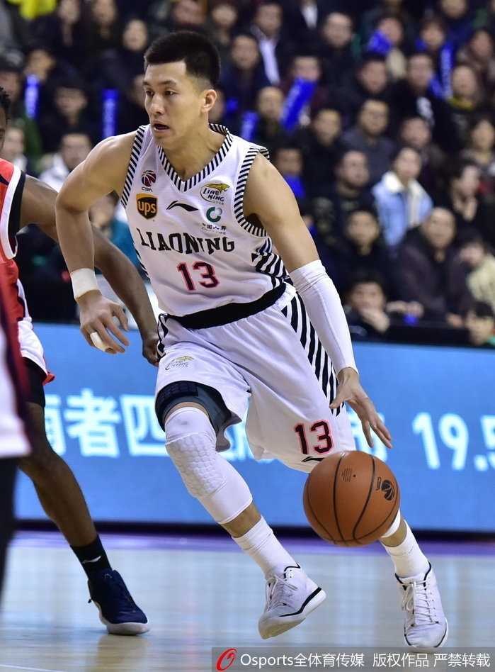 辽篮主场爆冷负广州,三外援合砍73分送卫冕冠军两连败 辽宁队中锋韩德君在对方三人包夹下强势摘下前场篮板,肌肉碰撞的激烈程度仿佛能穿透屏幕。