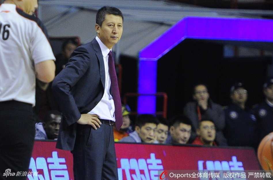 辽篮主场狂飙掀翻八一铁军 赛季开局强势取三连胜 内线巨塔韩德君在八一队禁区翻江倒海,他用一次次势大力沉的双手灌篮,向所有人展示着国内顶级中锋的绝对统治力。