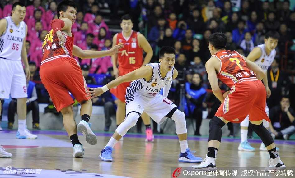 辽篮主场狂飙掀翻八一铁军 赛季开局强势取三连胜 郭艾伦在人群中穿梭,用令人眼花缭乱的运球撕开八一队的整条防线,高高跃起完成高难度拉杆上篮,尽显亚洲第一控卫风采。