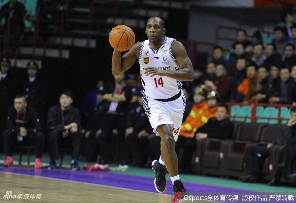 辽篮主场狂飙掀翻八一铁军 赛季开局强势取三连胜 李晓旭高高跃起,在八一队内线头上摘得宝贵的前场篮板,落地瞬间他怒目圆睁,全身散发着国产魔兽的强悍与霸气。