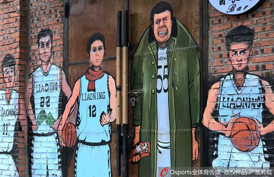 身披军大衣的韩德君化身街头硬汉，手拿板砖面带憨笑，霸气中透着几分可爱