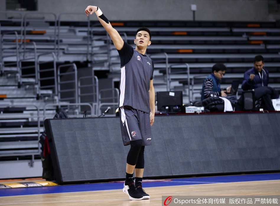 郭艾伦在训练中眼神专注，举手投足间透露出核心后卫的自信与霸气。