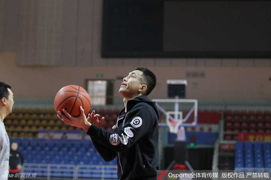 辽篮众将挥汗备战,新赛季蓄势待发 郭艾伦在训练中目光如炬,一次精准的中距离投篮在空中划出完美弧线,仿佛要将整个赛季的压力都投出去。