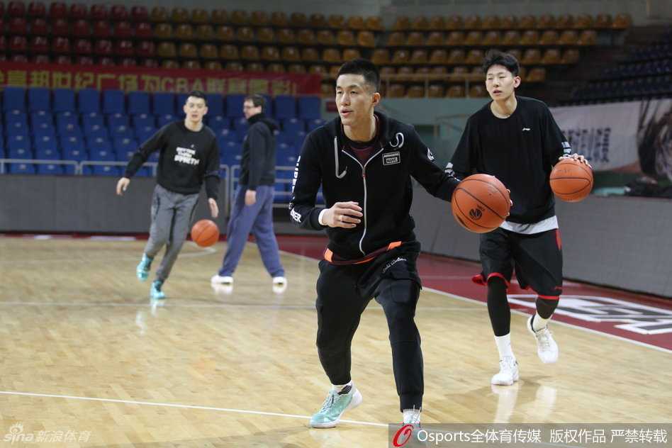 辽篮众将挥汗备战,新赛季蓄势待发 郭艾伦持球快速突破,身形如闪电般掠过训练场,脸上带着不服输的倔强,仿佛正在与假想敌进行一场真正的对决。