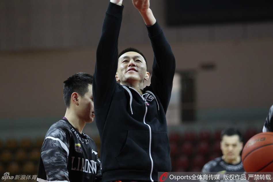 辽篮众将挥汗备战,新赛季蓄势待发 哈德森身着灰色连帽衫,在训练中闲庭信步,虽然打扮随意但手上的控球动作一丝不苟,展现了扎实的基本功。