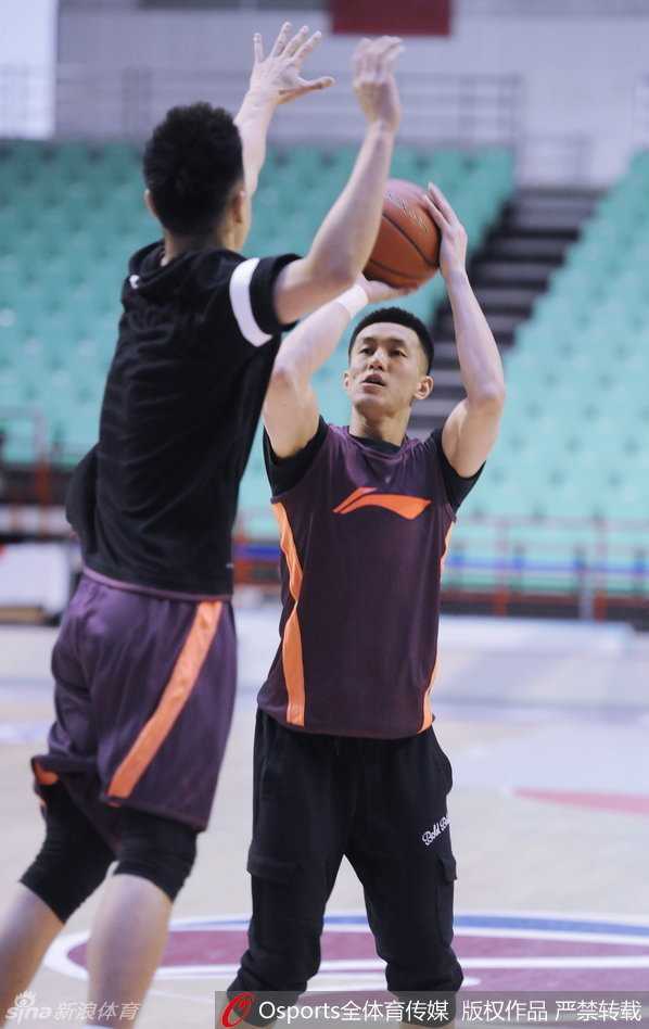 辽篮众将英姿勃发 主场力克新疆豪取关键胜利 内线巨塔韩德君在场上挥手指挥队友跑位,霸气侧漏好似运筹帷幄的将军。