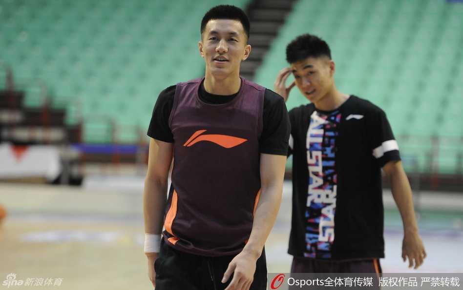 辽篮众将英姿勃发 主场力克新疆豪取关键胜利 郭艾伦持球面对防守,眼神犀利如电,周身散发出舍我其谁的强大气场。