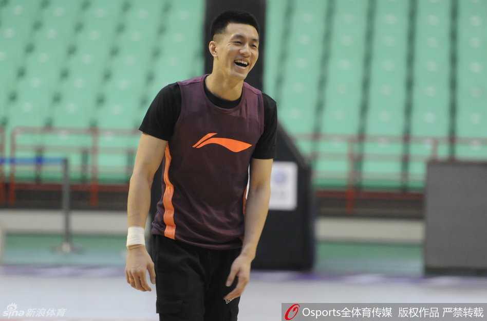 辽篮众将英姿勃发 主场力克新疆豪取关键胜利 哈德森运球观察后准备跳投,篮球即将离手,眼神中写满自信与坚决。