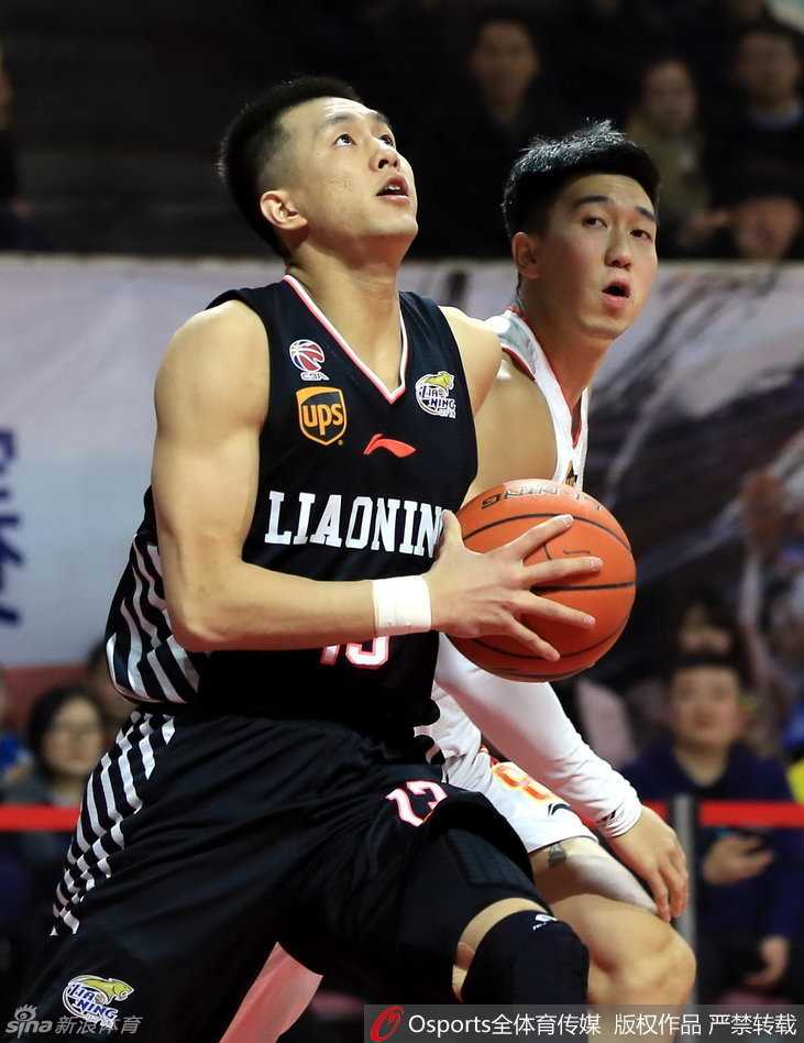 郭艾伦如利剑出鞘，外线持球面对严防毫无惧色，眼神中透露出强烈的攻击欲望。