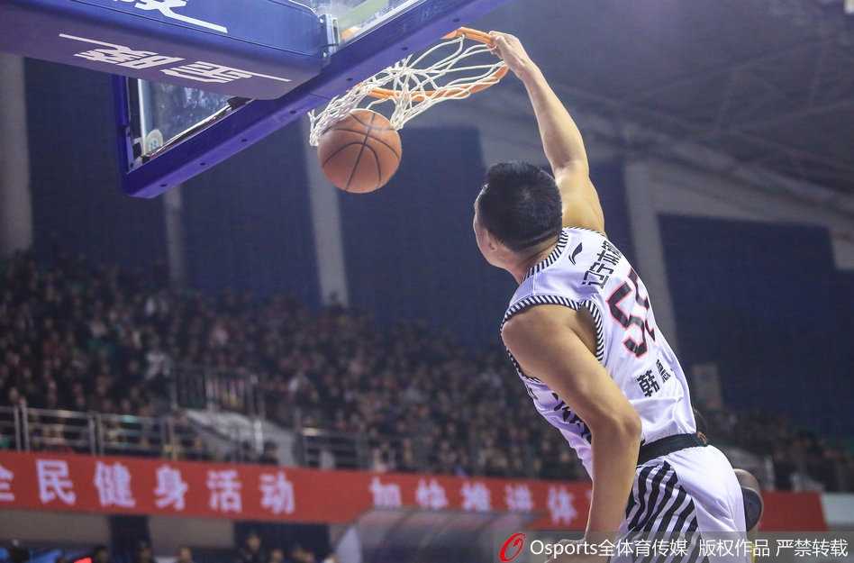 辽篮众志成城加时险胜同曦,哈德森郭艾伦联手拒逆转 巴斯迎着防守人高难度后仰跳投,动作舒展宛如顶级得分手