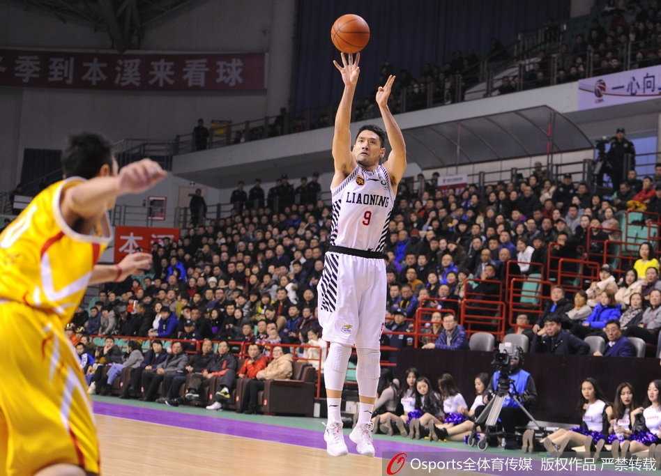 辽篮众志成城加时险胜同曦,哈德森郭艾伦联手拒逆转 哈德森在巴赫拉米严防死守下依然自信出手,皮球在空中划出完美弧线