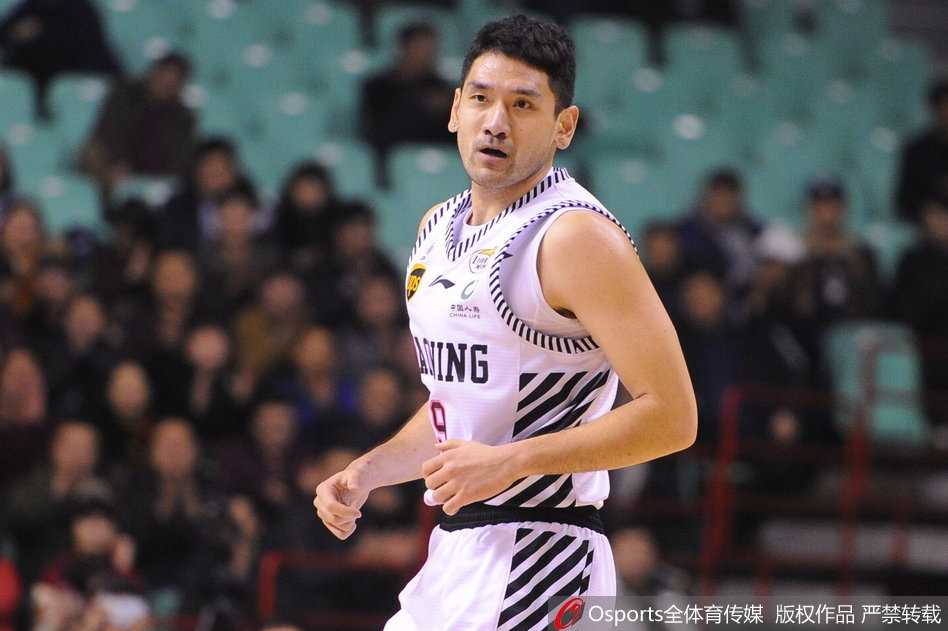 辽篮众志成城加时险胜同曦,哈德森郭艾伦联手拒逆转 韩德君在希克森头顶强势摘板,强壮的身躯在禁区筑起移动长城