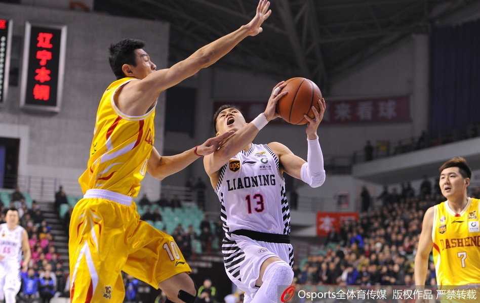 辽篮众志成城加时险胜同曦,哈德森郭艾伦联手拒逆转 韩德君顶开防守霸王步劈扣,整个篮架都在为之颤抖