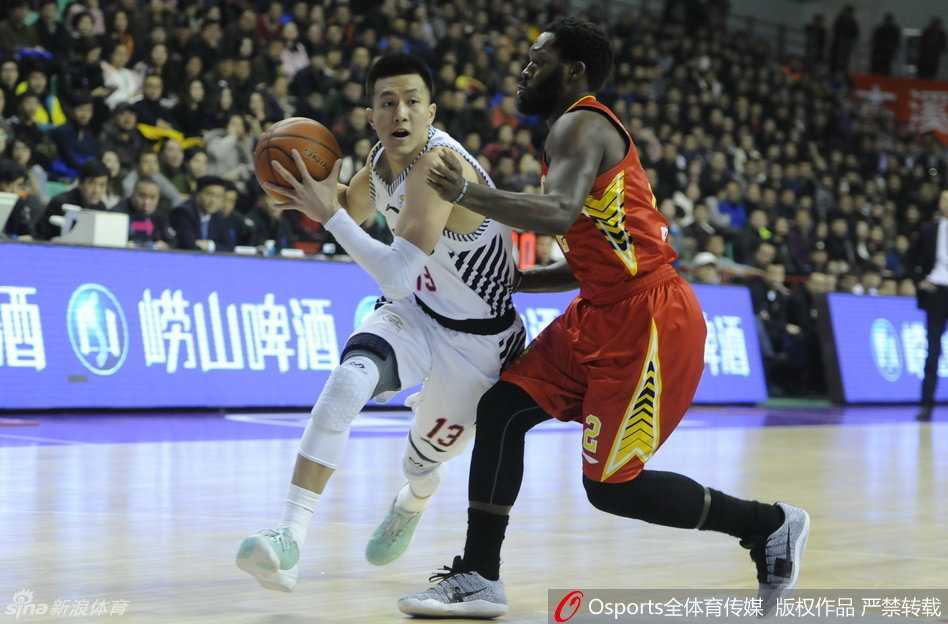 辽篮元旦激战录:哈德森神射定胜局,郭艾伦突破串联送秒传 郭艾伦如闪电般撕裂深圳队防线,面对补防球员高高跃起,用一记低手上篮轻盈地将球送入篮筐。