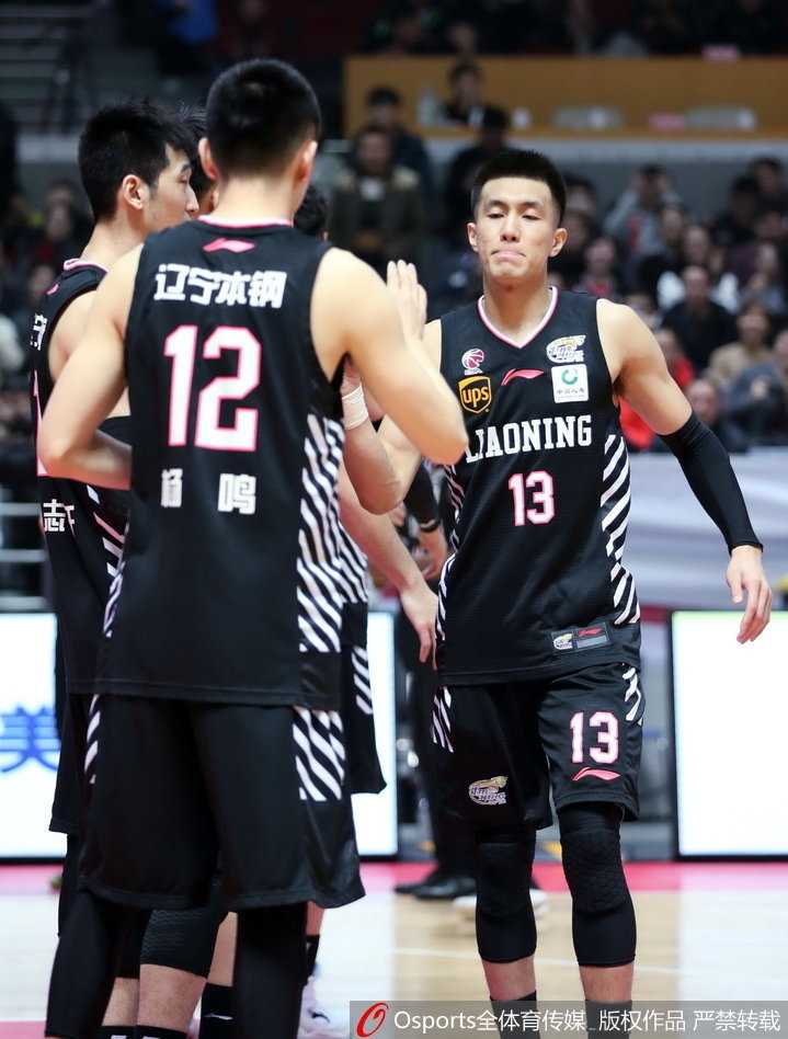 辽篮全华班末节发力 客场大胜八一豪取四连胜 八一队张祖铭抢断后上演战斧劈扣,气势如虹