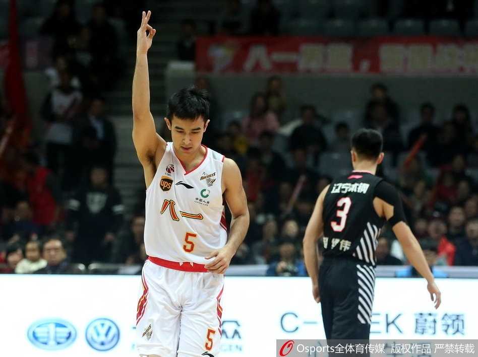 辽篮全华班末节发力 客场大胜八一豪取四连胜 郭艾伦快速反击穿越防线,面对防守挑篮得手