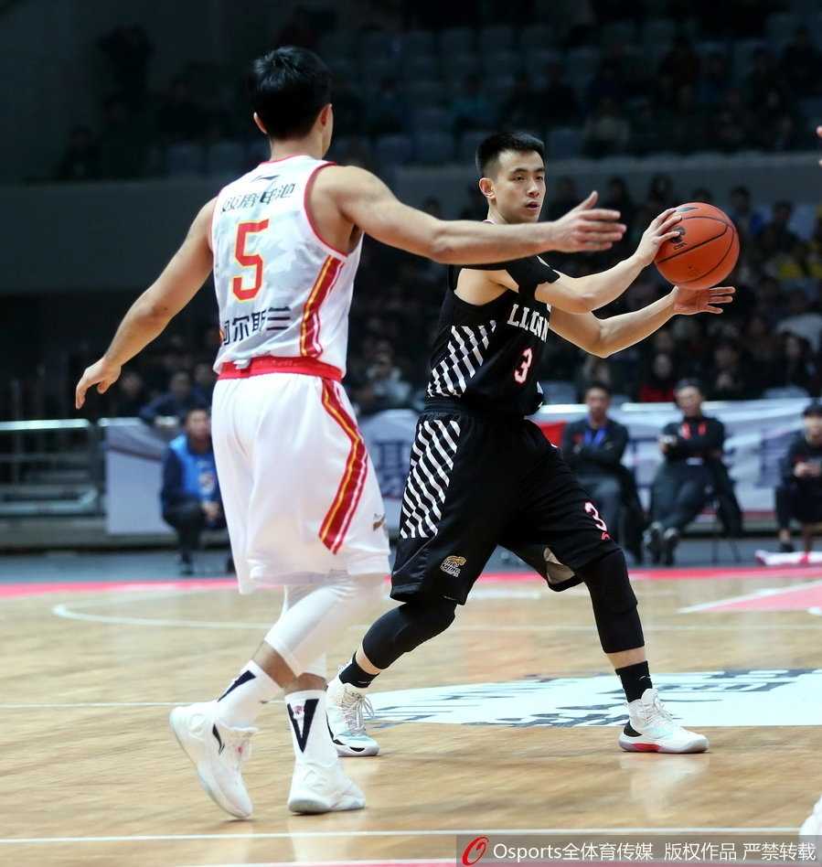 辽篮全华班末节发力 客场大胜八一豪取四连胜 巴斯迎着许钟豪防守单臂隔人暴扣,霸气十足打成2+1