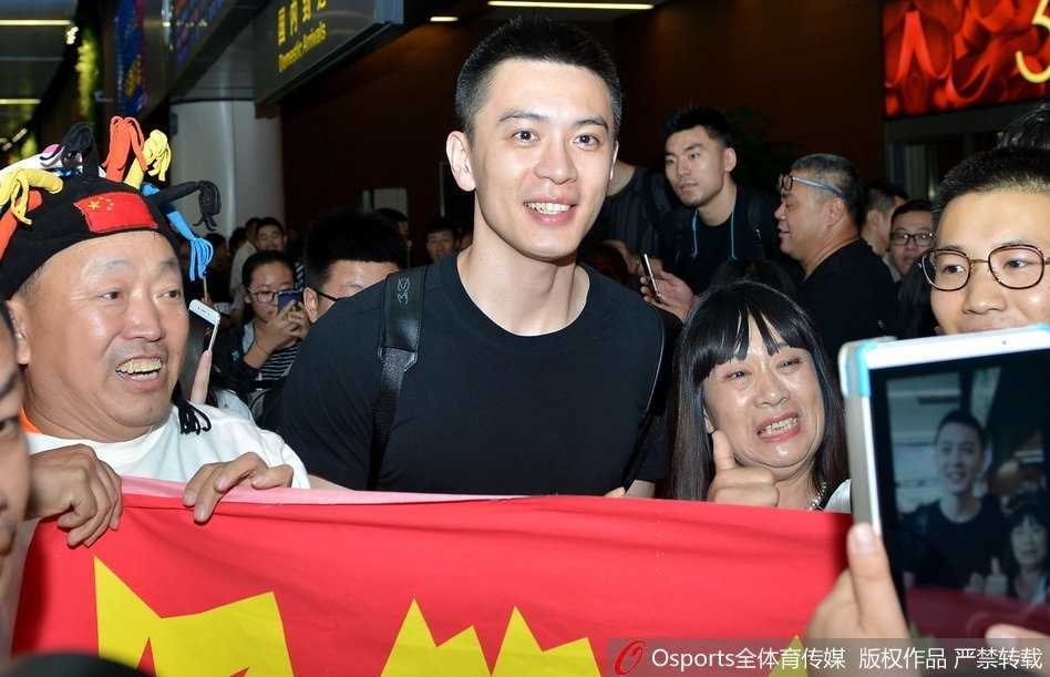 辽篮全运冠军载誉归来,机场温情瞬间定格历史 杨鸣身披金牌笑容灿烂如暖阳,眼神中满是为家乡圆梦的骄傲与释然