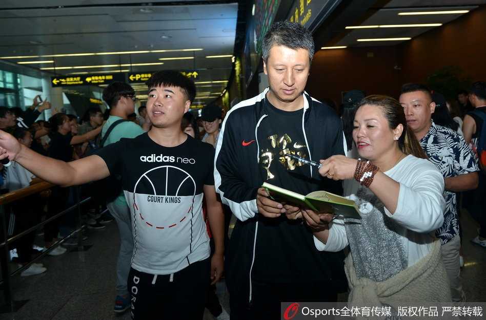 辽篮全运冠军载誉归来,机场温情瞬间定格历史 郭士强指导低头为小球迷认真签名,冠军教头温柔回馈家乡球迷热情
