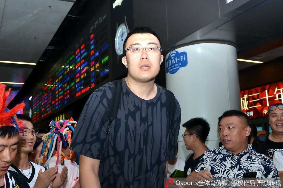 辽篮全运冠军载誉归来,机场温情瞬间定格历史 韩德君抱着金牌略显疲惫地前行,这位内线擎天柱为了冠军倾尽了所有体力