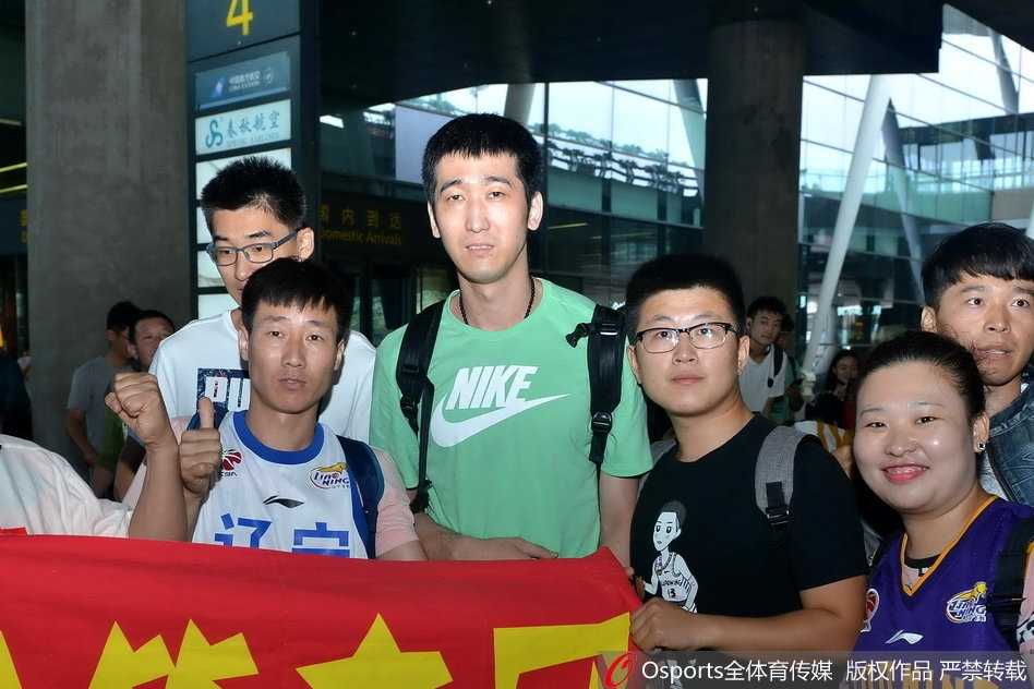 辽篮全运冠军载誉归来,机场温情瞬间定格历史 丛明晨弯腰与小球迷合影毫无球星架子,年轻小将眼中闪烁着冠军的光芒