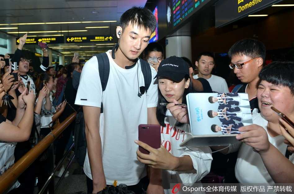 辽篮全运冠军载誉归来,机场温情瞬间定格历史 卫猛推着行李车走出机场,作为冠军成员分享着全队圆梦的喜悦与荣光