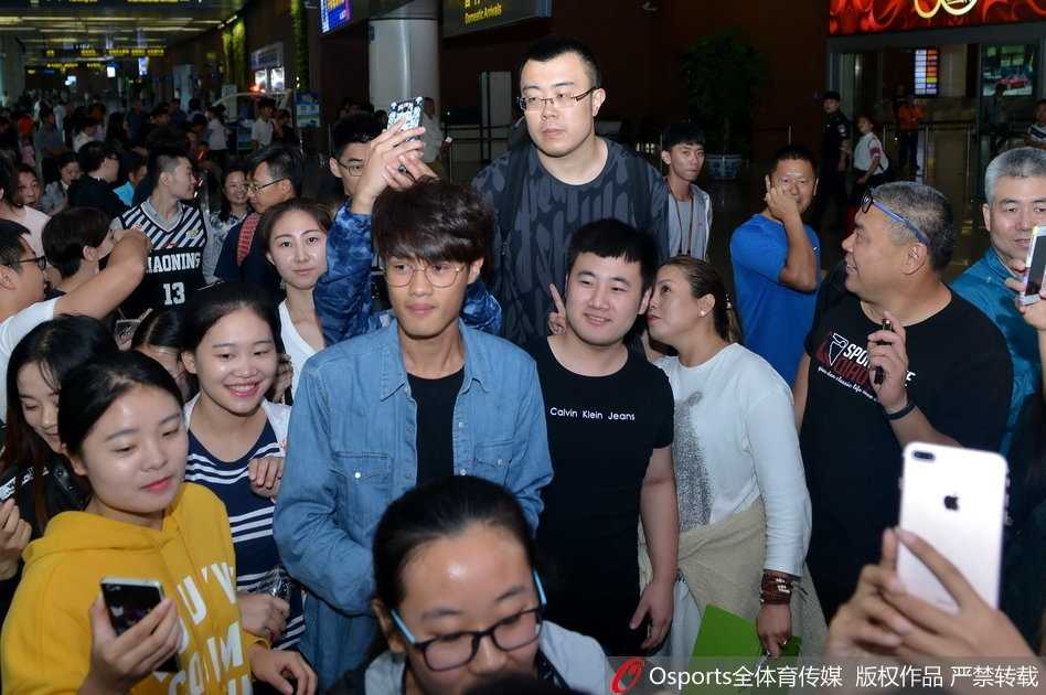 辽篮全运冠军载誉归来,机场温情瞬间定格历史 李晓旭低头准备上车,这位硬汉经历重伤后随队夺冠,沉稳中透着坚定