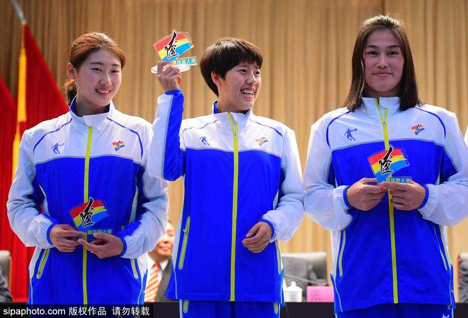 辽篮全运圆梦时刻 郭士强杨鸣韩德君获辽宁省体育局隆重表彰 辽宁男篮队长杨鸣和功勋中锋韩德君在表彰大会后手持最佳老将奖杯合影,两人脸上洋溢着夺冠后欣慰而自豪的笑容。