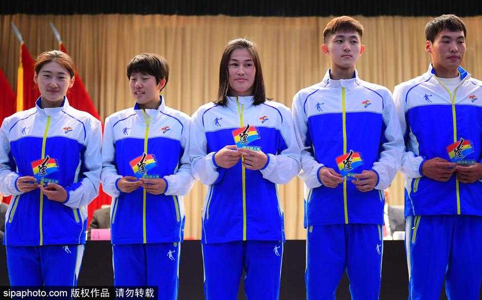 辽篮全运圆梦时刻 郭士强杨鸣韩德君获辽宁省体育局隆重表彰 辽宁男篮全队在表彰大会现场展示最具影响力运动队奖奖牌,大家精神抖擞,展现了新科全运会冠军的昂扬斗志和团队凝聚力。